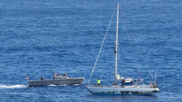La marina estadounidense llegó al rescate un día después de que el pequeño velero fue visto por un barco pesquero. Barcos en el mar