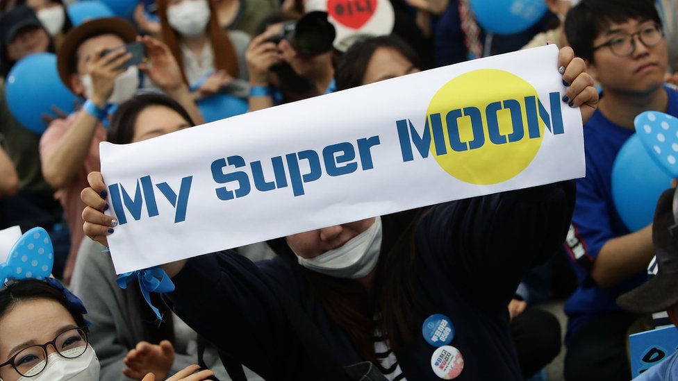 Сторонники кандидата в президенты Южной Кореи Мун Чжэ Ина от Демократической партии Кореи приветствуют во время президентской избирательной кампании 8 мая