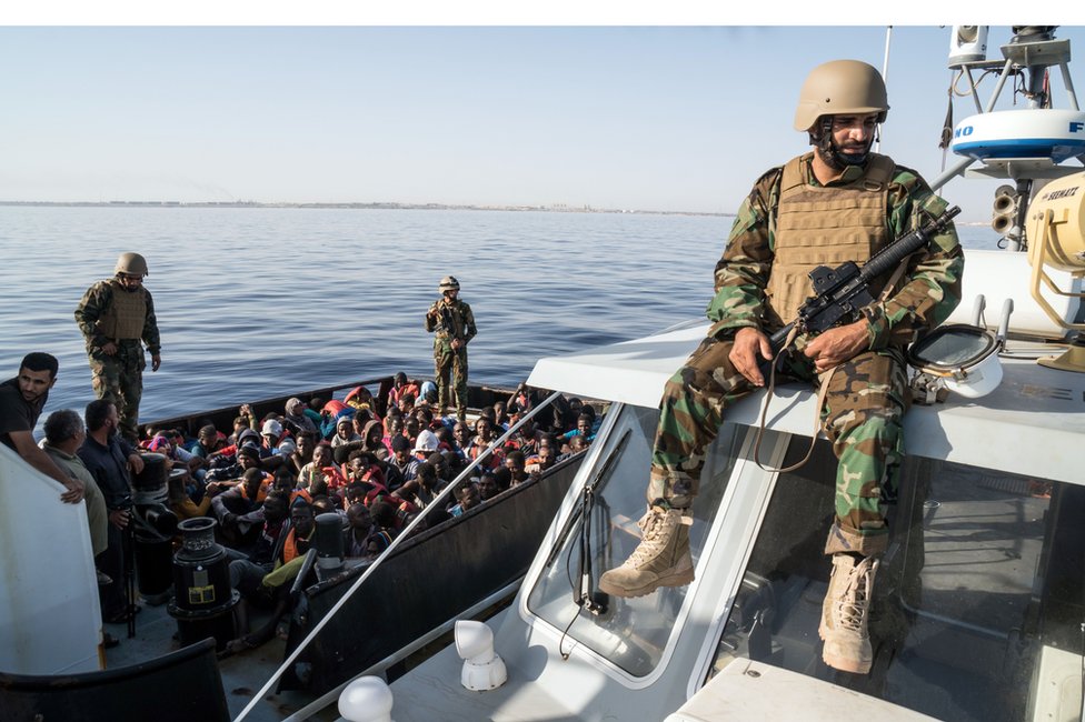 Ливийская береговая охрана наблюдает за операцией по спасению нелегальных иммигрантов, пытающихся добраться до Европы