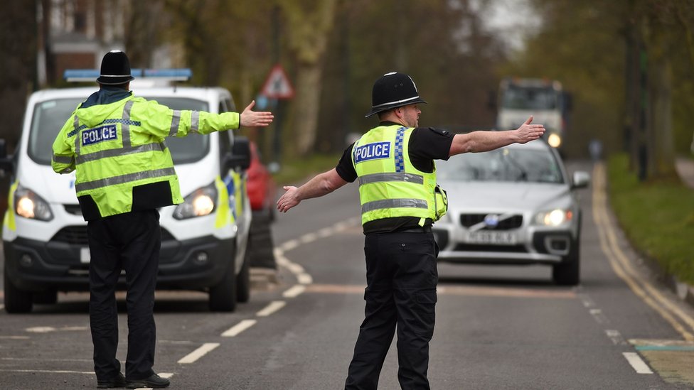 Полицейские из полиции Северного Йоркшира останавливают автомобилистов в машинах, чтобы убедиться, что их поездка является« необходимой », в соответствии с советом правительства Великобритании по Covid-19« Оставаться дома »в Йорке, северная Англия