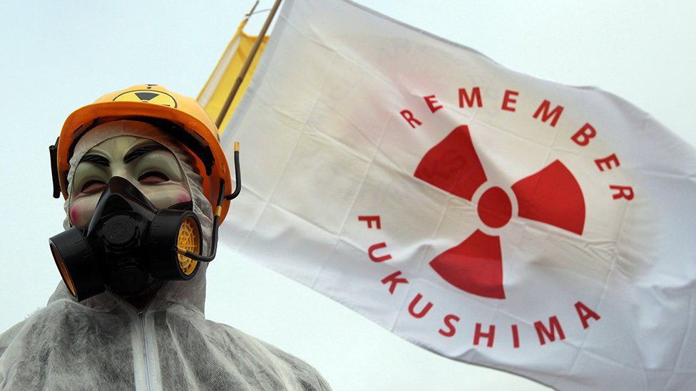 Демонстранты протеста против ядерной энергии у АЭС Хинкли-Пойнт