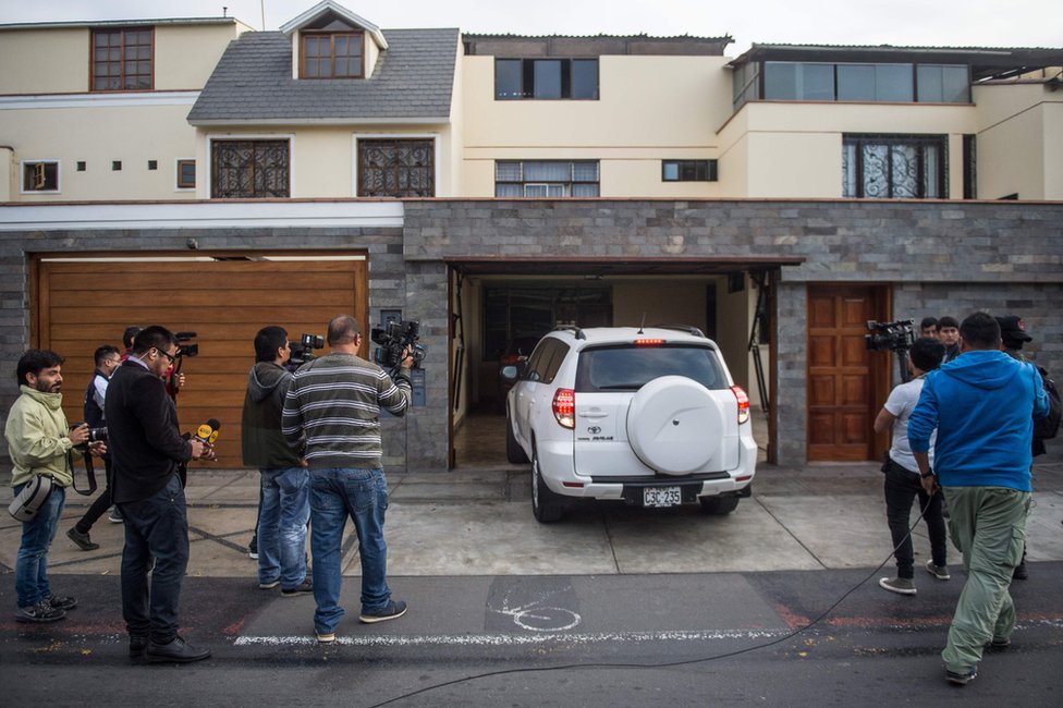 "Confiamos en que esta decisión se va a revertir? Confiamos en nuestro país", tuiteó Nadine Heredia al conocer la decisión del juez. Periodistas fuera de la residencia de Humala y Heredia en Lima.