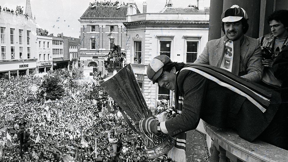 Пол Маринер держит Кубок УЕФА на балконе ратуши Ипсвича