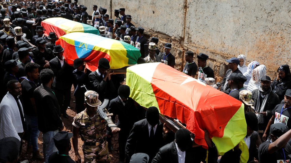 Скорбящие несут гроб президента Амхары Амбачью Меконнена и двух других официальных лиц, погибших в результате нападения во время их похорон в городе Бахир Дар, регион Амхара