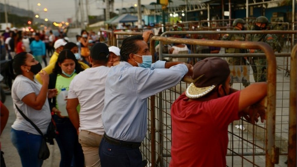 Familiares de los presos afiera de la cárcel de Guayaquil