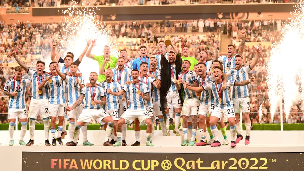 ميسي ورفاقه يحملون كأس العالم في قطر 2022