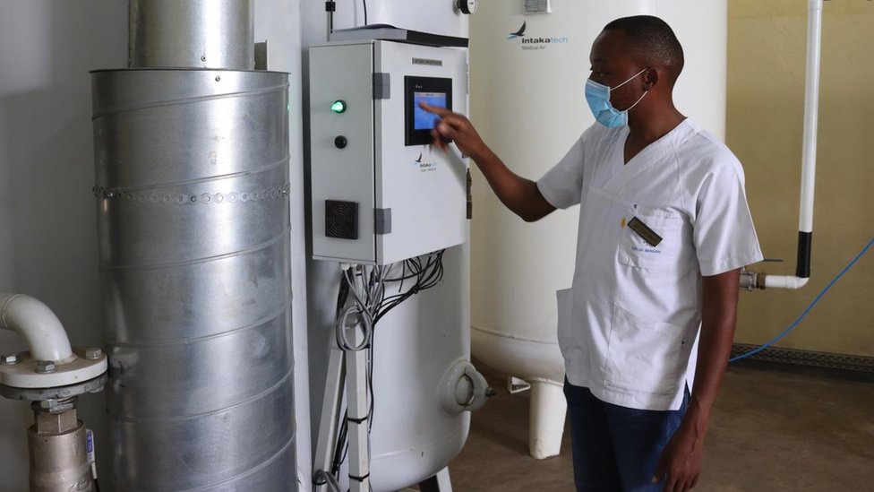 Grycian Mussa opera uma das fábricas de oxigênio do Malauí, criada com a ajuda da Unicef ​​e da UK Aid