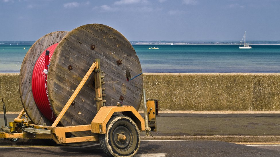 El material que se utiliza es fibra óptica. fibra óptica