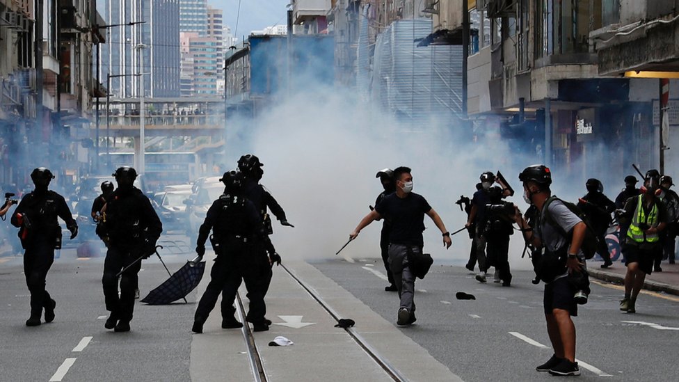 香港警察在催淚瓦斯煙霧中追捕示威者（1/7/2020）