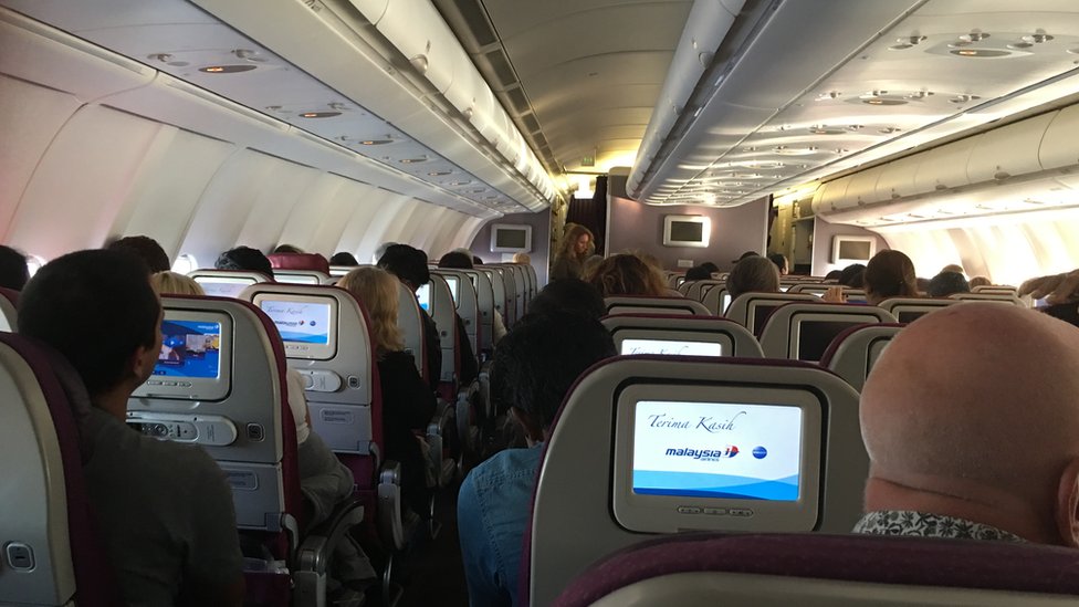 Пассажиры на борту рейса MH122 Malaysia Airlines
