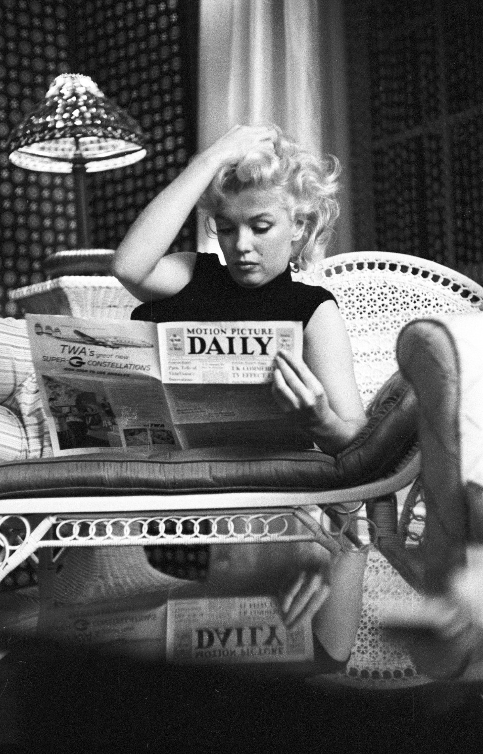 Monroe leyendo un periódico