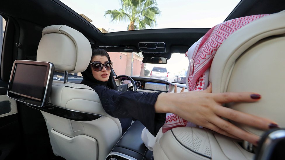 Una mujer saudita practica conducir un auto en Riad.