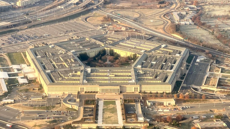 Пентагон, штаб-квартира министерства обороны США, расположен в округе Арлингтон, через реку Потомак от Вашингтона, округ Колумбия