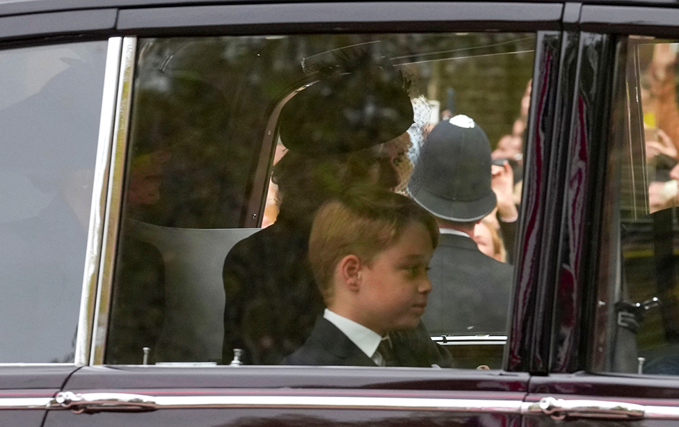Permaisuri Camilla, Catherine - Putri Wales, Pangeran George meninggalkan Clarence menuju Westminster Abbey.