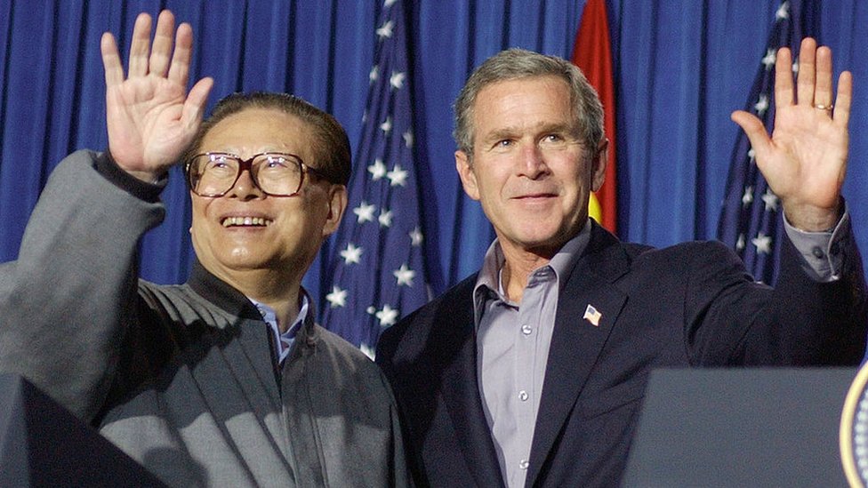 El presidente estadounidense George W. Bush y el presidente chino Jiang Zemin tras una conferencia de prensa conjunta en 2002 en Texas.