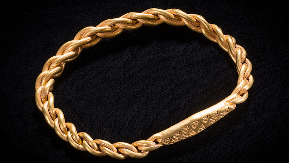 Bezit stap in Versnellen Isle of Man Viking jewellery found by metal detectorist - BBC News