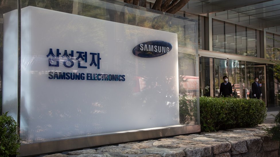 Южнокорейцы идут рядом со штаб-квартирой Samsung Electronics в Сеуле, Южная Корея, 8 октября 2020 г.