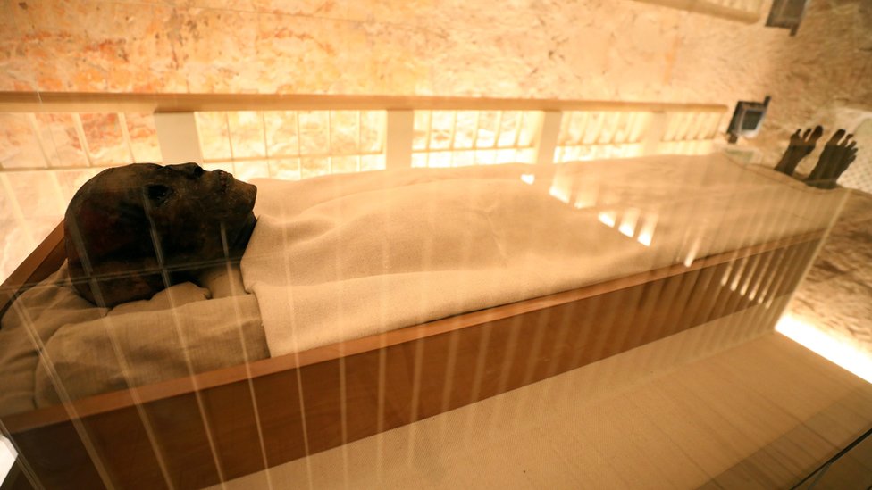 Мумия царя Тутанхамона в его недавно отреставрированной гробнице в Долине царей, Египет (31 января 2019 г.)