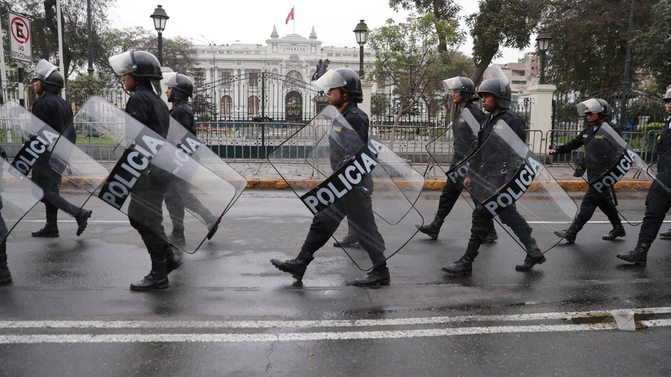 Agentes de policía cerca del Congreso de Perú