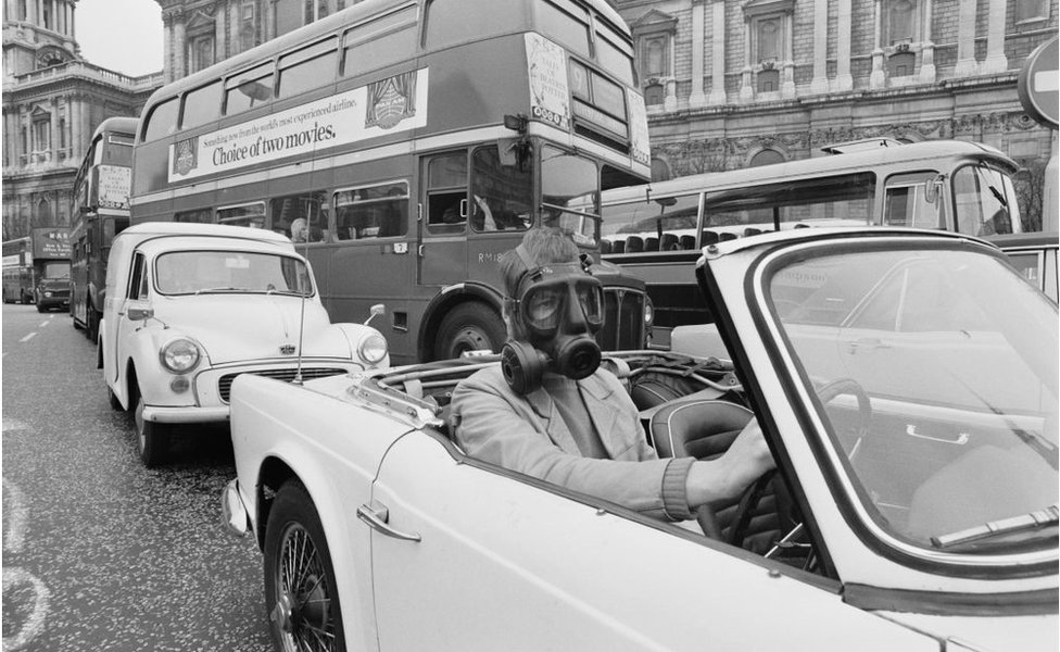 Moitorista com máscara de gás dirigindo carro em Londres em 1971