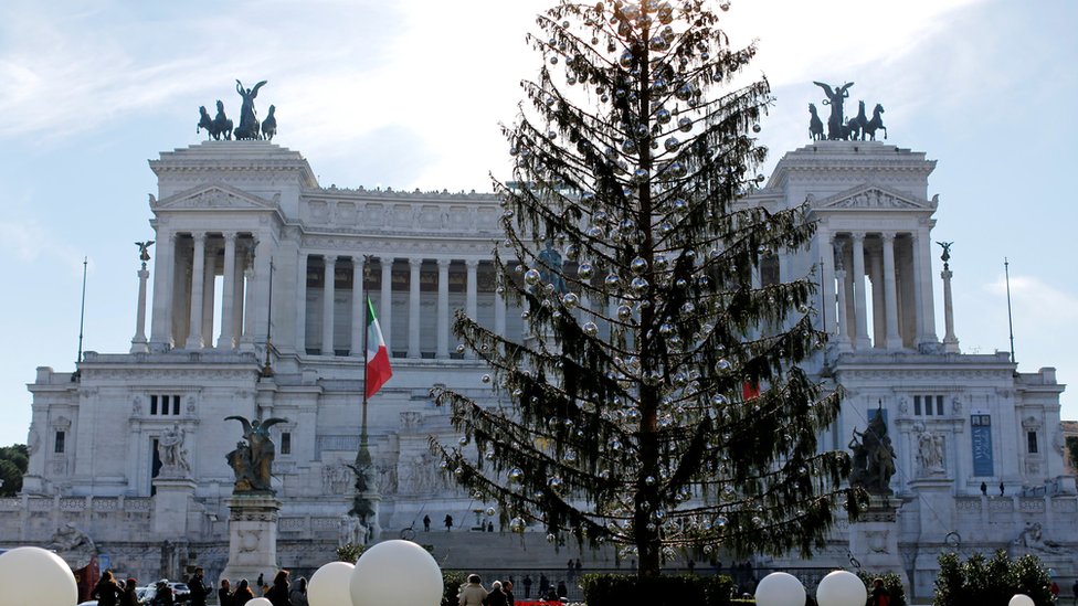 Roma'nın Venedik Meydanı'na yerleştirilen Noel ağacı görülüyor.