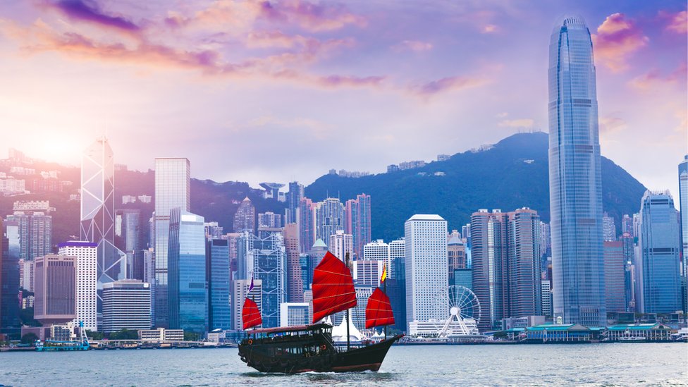 Un barco frente al skyline de Hong Kong.