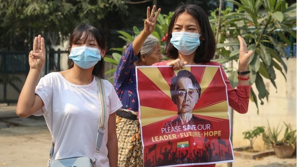 Manifestantes con una imagen de la líder detenida Aung San Suu Kyi en Mandalay