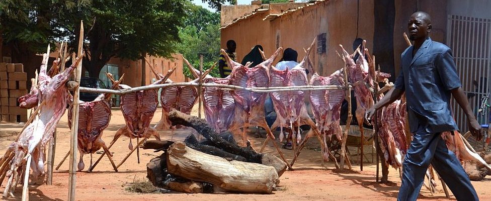 Niamey'de Kurban Bayramı'nda odun ateşinde pişirilen etler
