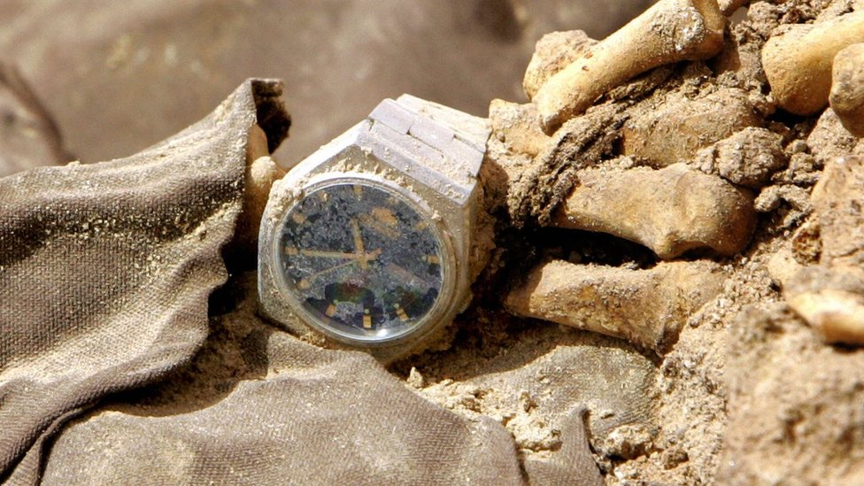 toplu mezarda bulunan bir cesedin kolundaki saat