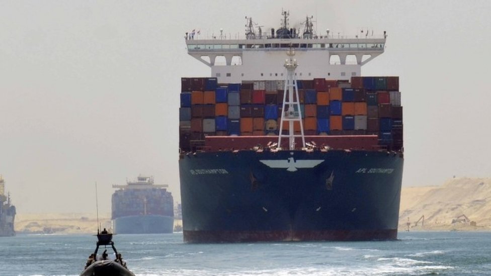 El Canal de Suez es una de las principales rutas de comercio de alimentos. Barco en el Canal de Suez