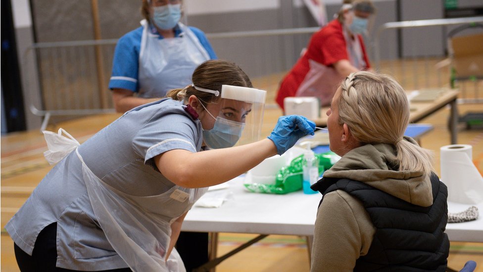 Eine Krankenschwester führt einen Covid-19-Test mit seitlichem Fluss durch