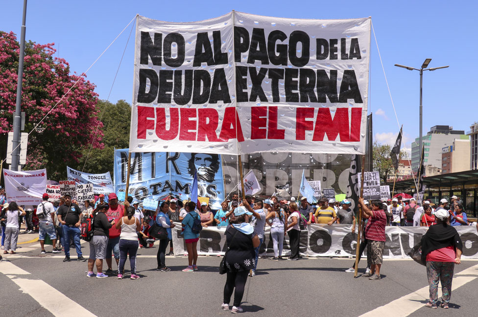 Un cartel en contra del FMI durante una marcha en Buenos Aires en febrero de 2020