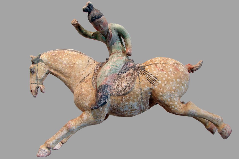 Musée Guimet. Mujeres jóvenes, jugadoras de polo. Primera mitad del siglo VIII. Terracota, engobe y policromía. Dinastía Tang.