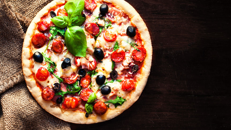 La procedencia de las aceitunas en la pizza americana podría cambiar. Pizza