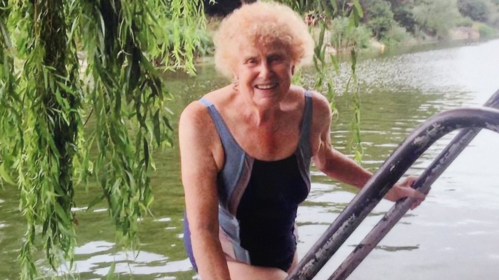 Джанет Кокс купается в озере 