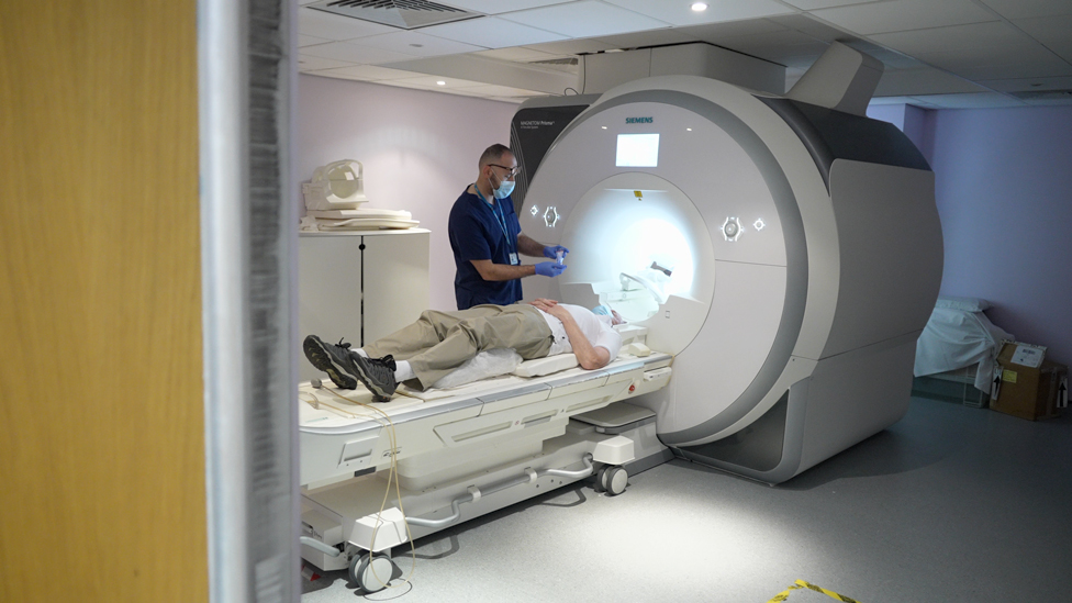Aldo na magnetnoj rezonanci u Londonu.