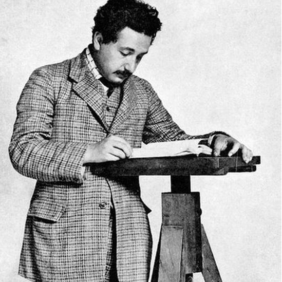 Einstein leyendo papeles a los 26 años.