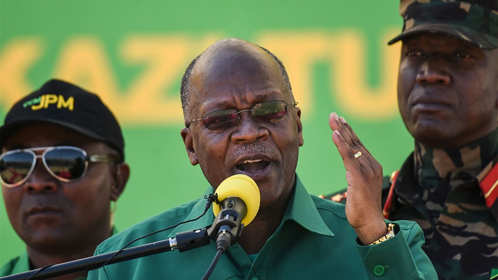 John Magufuli (C) habla durante el inicio oficial de la campaña electoral de su partido para las elecciones generales de octubre en el Estadio Jamhuri en Dodoma, Tanzania, el 29 de agosto de 2020.