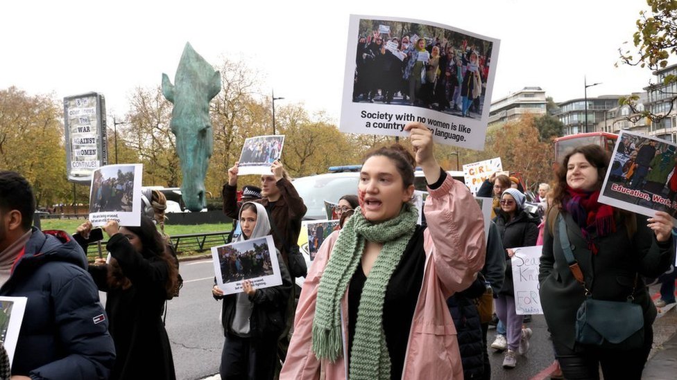 متظاهرون في مسيرة في لندن للمطالبة بمزيد من الدعم للمرأة الأفغانية