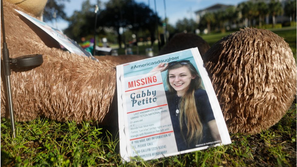 Cartaz de pessoa desaparecida com foto de Gabby Petito