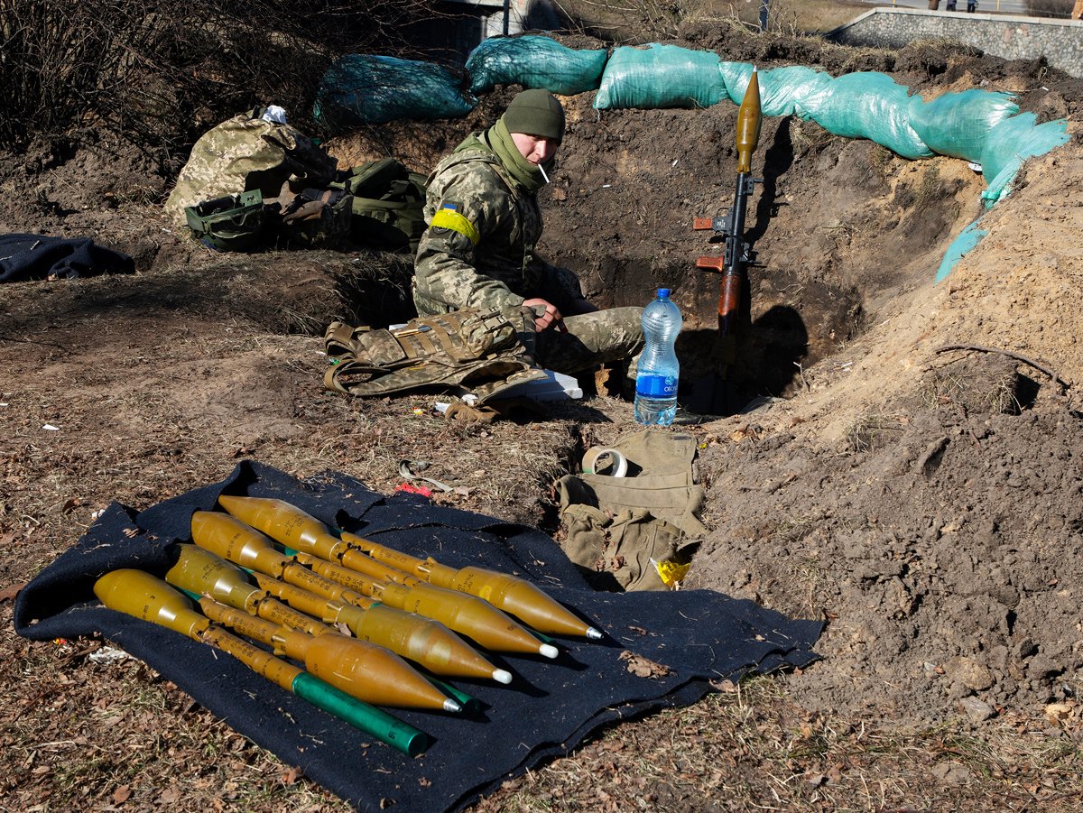 在基輔，一名攜帶火箭發射器的烏克蘭士兵。