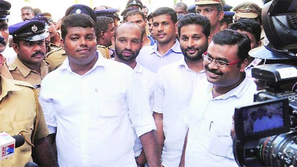 Os condenados saem do tribunal após o veredicto em Kochi na sexta-feira.
