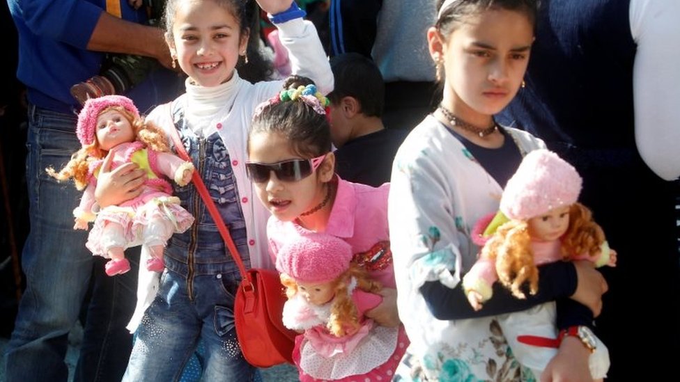 أطفال سوريون مع ألعابهم