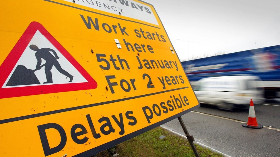Знак дорожных работ - «Работы здесь начинаются 5 января на 2 года. Возможны задержки»