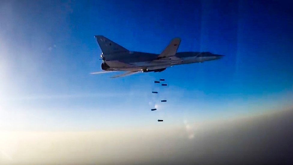 На кадре из видеозаписи, опубликованной Министерством обороны России 16 августа 2016 года, показан российский дальний бомбардировщик Ту-22М3, базирующийся в Иране, сбрасывающий бомбы в неизвестном месте в Сирии