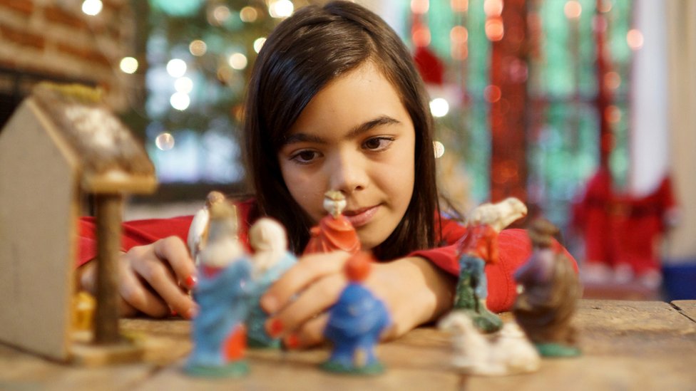 Niña con el pesebre