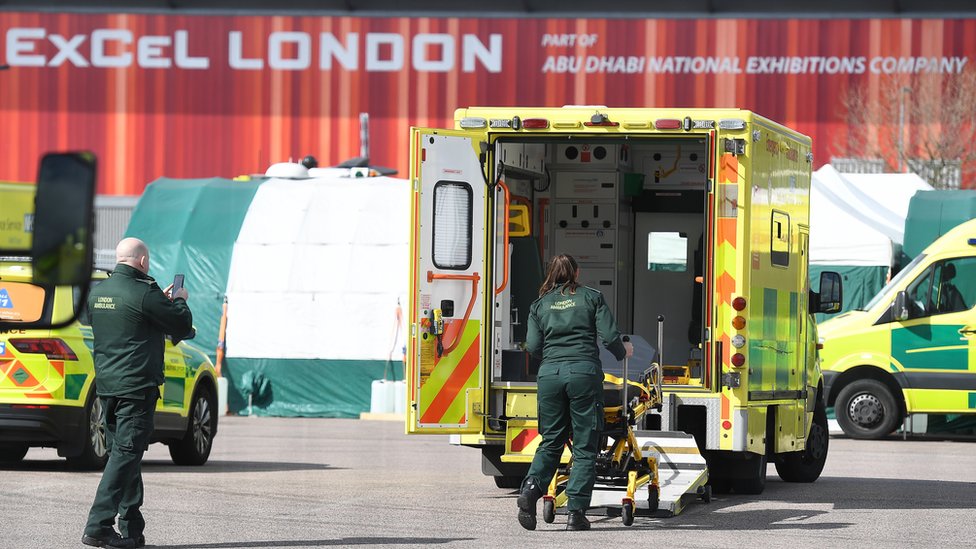 Работники скорой помощи возле больницы Nightingale в конференц-центре ExCel в Лондоне