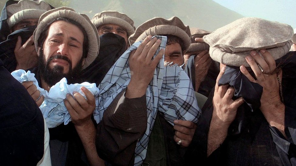 Hombres afganos lloran en la aldea de Jangalak, a unos 160 km de Kabul, durante la ceremonia fúnebre del comandante Ahmad Shah Masood, el 16 de septiembre de 2001. El comandante de la oposición afgana asesinado Ahmad Shah Masood, el "León de Panjshir", fue enterrado el domingo en un funeral al que asistieron miles de aldeanos emocionados en el valle de Panjshir.