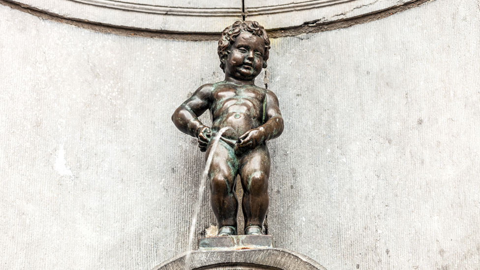 Fuente con estatua de niño orinando.