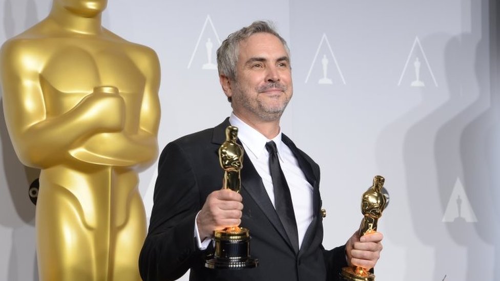 Альфонсо Куарон позирует с Оскаром на 86-й церемонии вручения премии Оскар в 2014 году